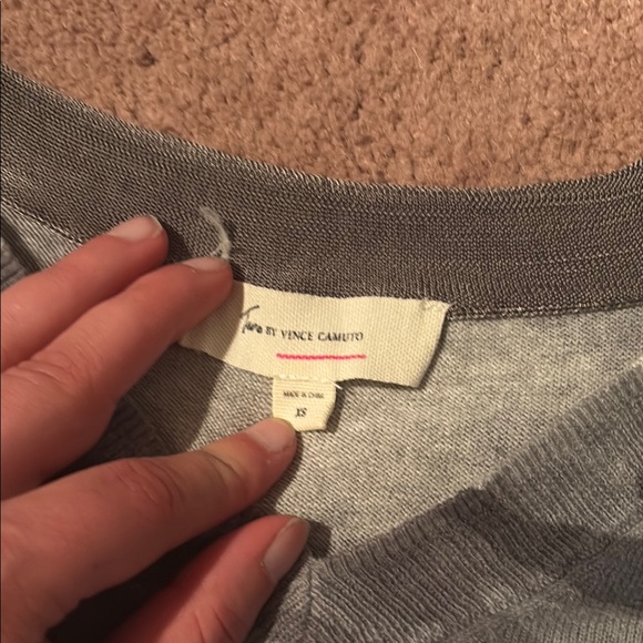 Vince Camuto Gray Camouflage V-Neck Top - Picture 3 of 7